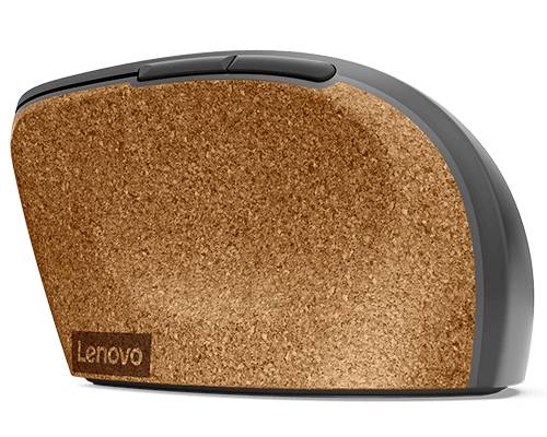 Počítačová myš s hnědým korkovým povrchem, po straně s šedým plastovým lemováním. Název značky 'Lenovo' na přední straně.