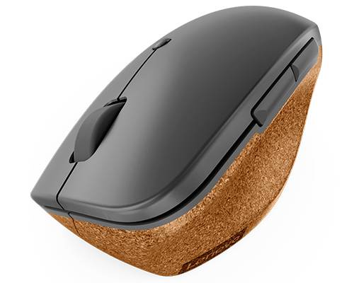 Bezdrátová počítačová myš s ergonomickým designem. Boční strana má povrch z hnědého korku, horní strana je tmavě šedá.