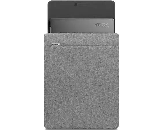Šedý žíhaný obal na notebook s vloženým tabletem Lenovo Yoga, částečně viditelným. Vypadá moderně a ochranně.