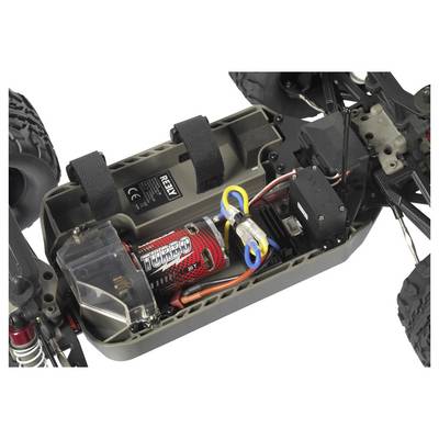 Detailní pohled na RC autíčko odhalující motor, elektroniku a zapojení kabeláže.