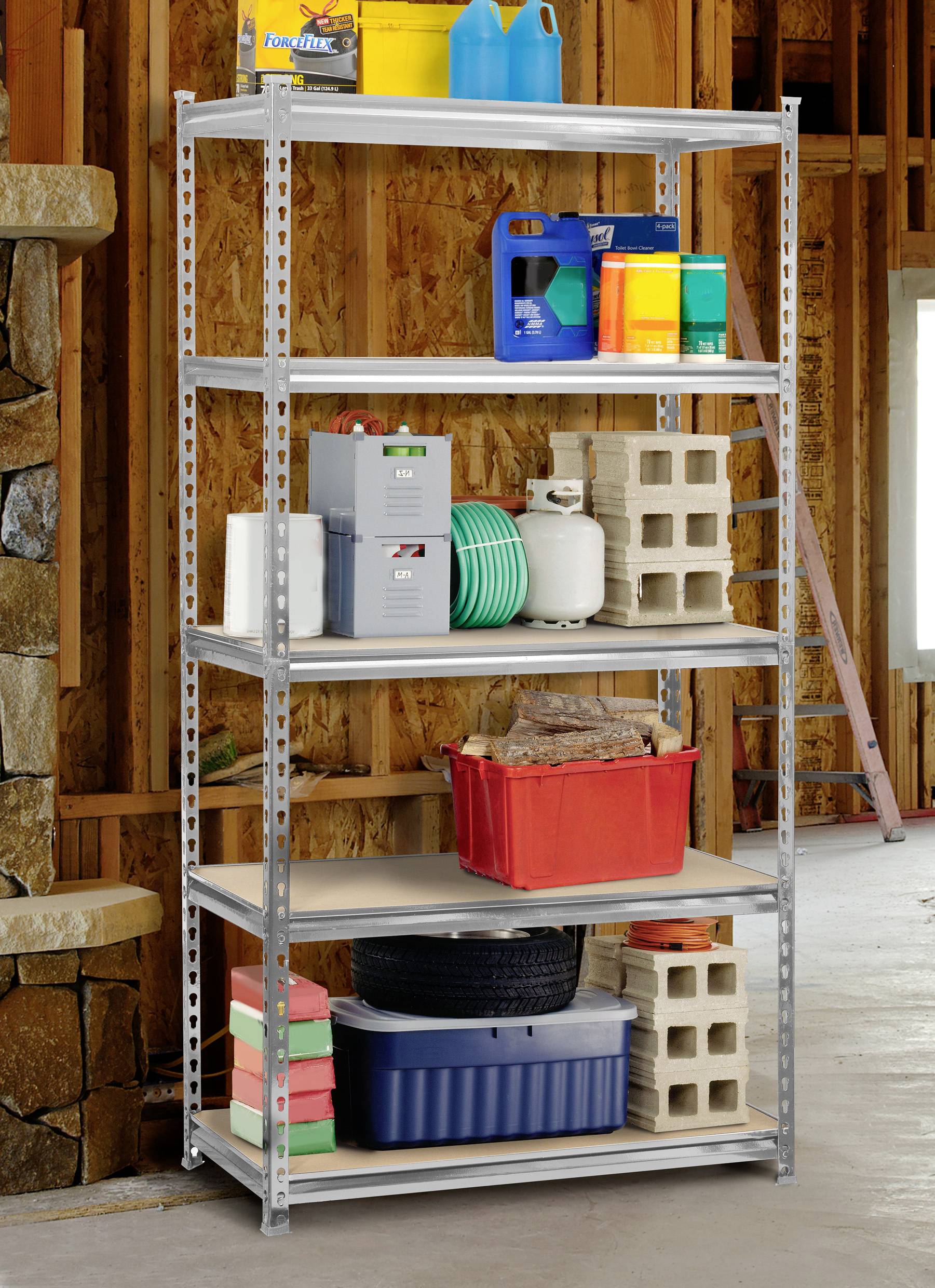 Kovový regál v garáži, naplněný čisticími prostředky, bloky a nástroji, stojí před dřevěnou stěnou.