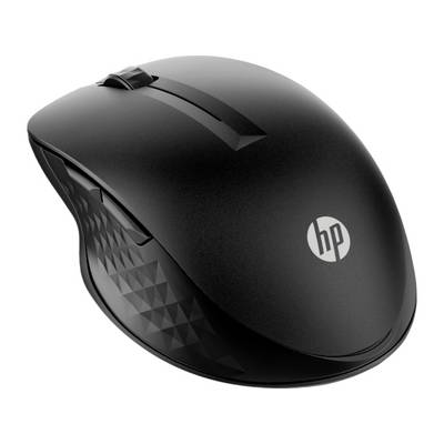 Černá bezdrátová počítačová myš s bočními tlačítky a logem HP na horní straně. Povrch je hladký a ergonomicky tvarovaný.