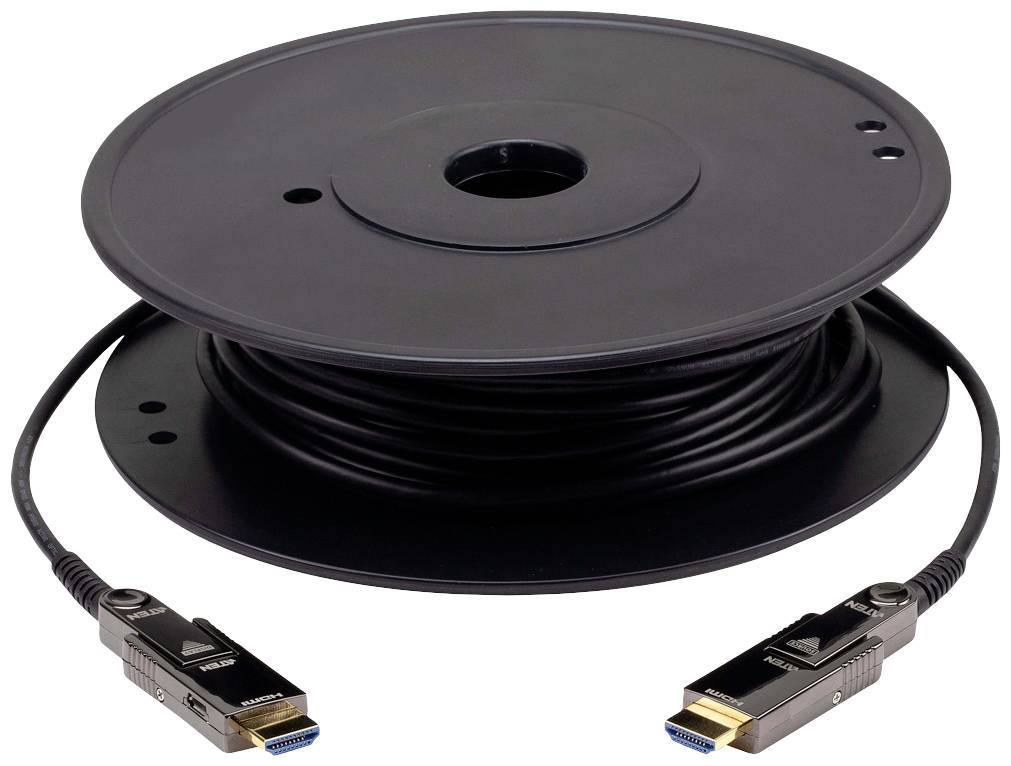 Role s dlouhým černým HDMI kabelem, na obou koncích jsou stříbrné konektory.