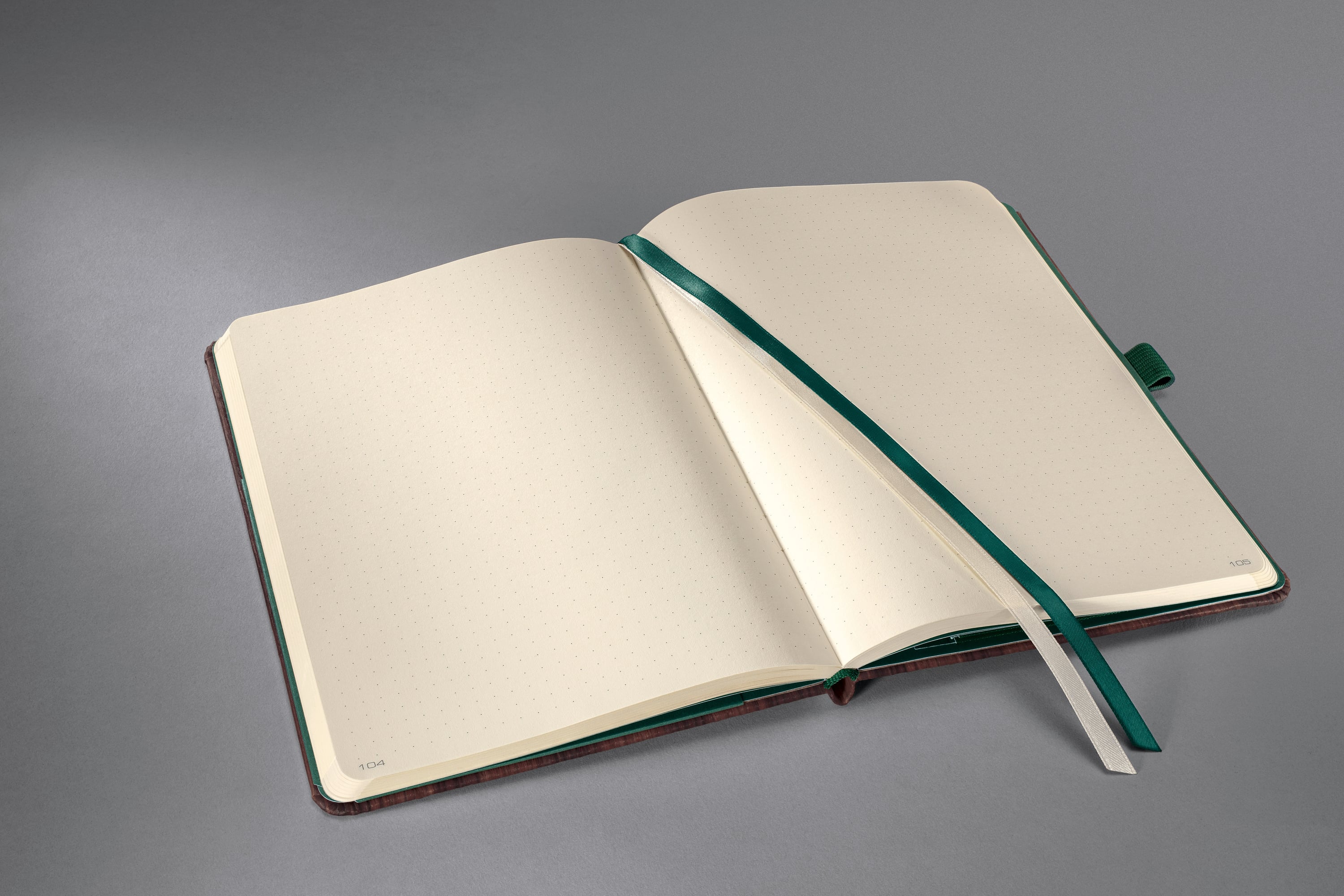 Otevřený notes se dvěma záložkami na šedém pozadí.