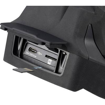 Čtečka karet s kartou SD a nabíjecím portem USB-C na černém elektronickém zařízení.