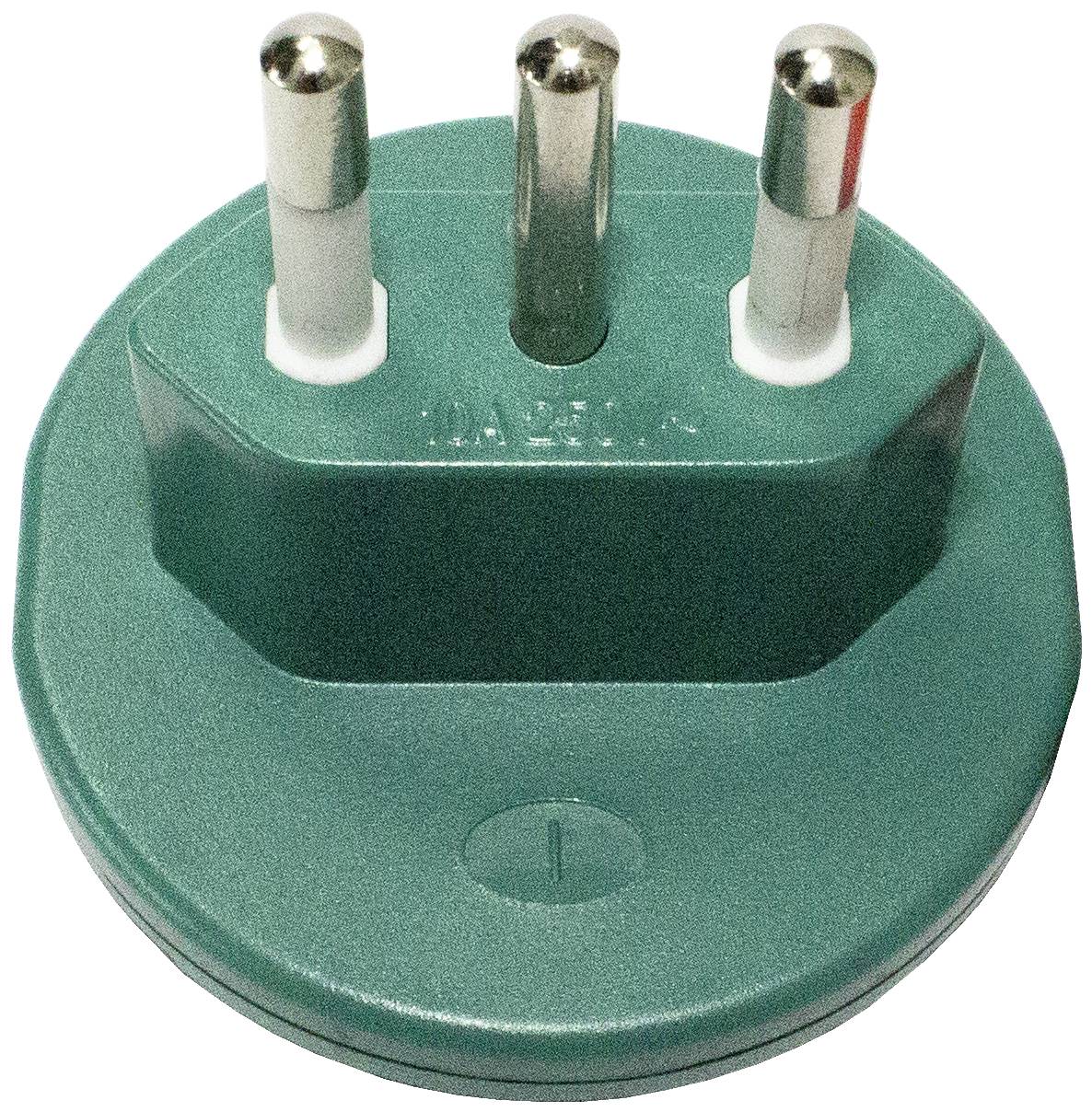 Zelený elektrický konektor se třemi kulatými kovovými kolíky, vhodný pro určité typy zásuvek.