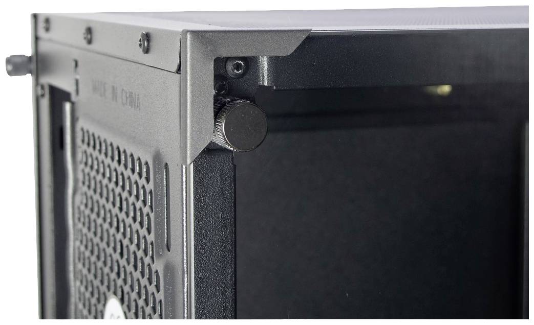 Počítačová skříň v detailním záběru, ukazující horní roh a šroubovací mechanismus na straně.