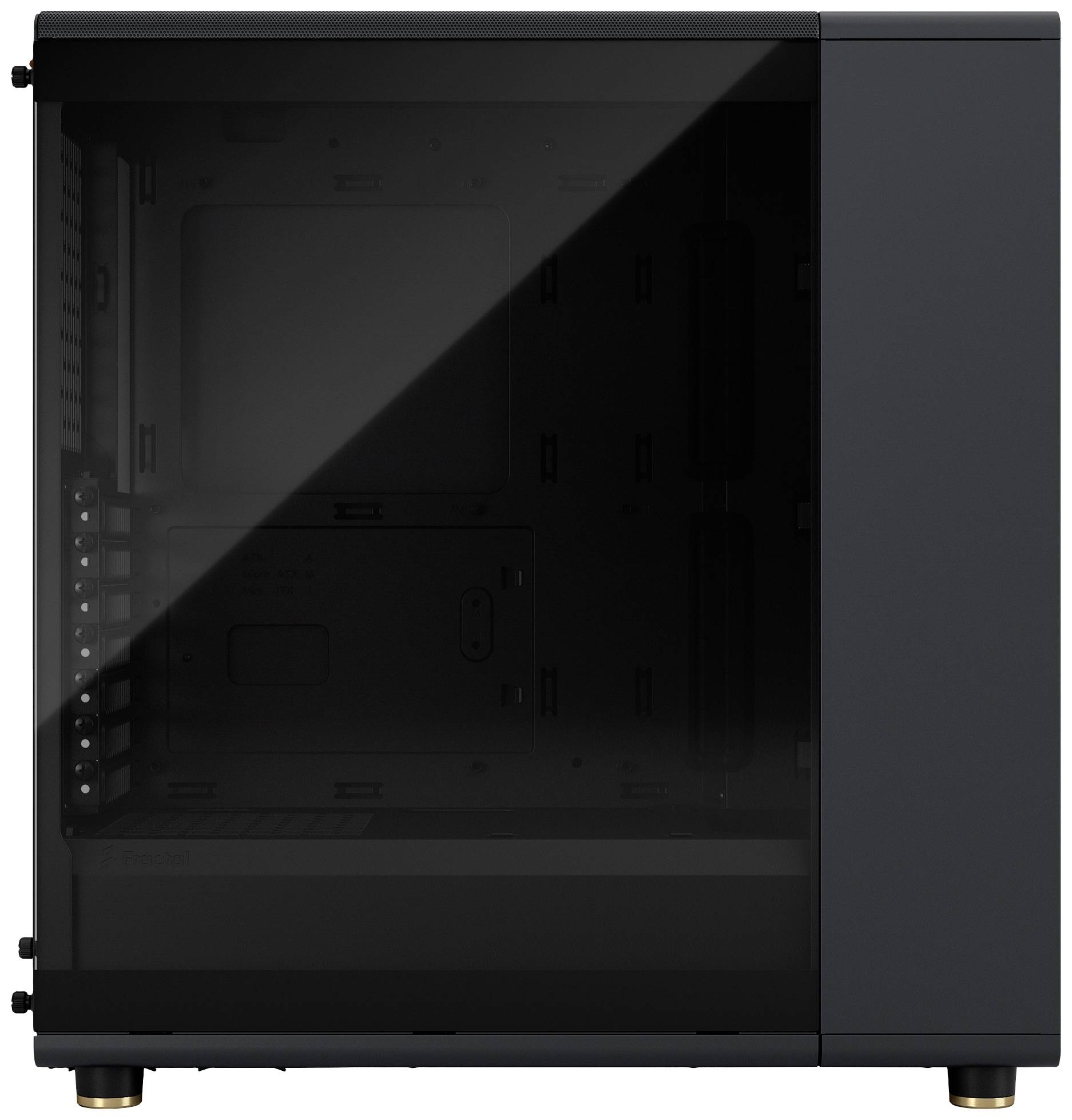 Černá počítačová skříň s průhlednou boční stranou, která odhaluje vnitřní uspořádání hardwarových komponent. Minimalistický design.