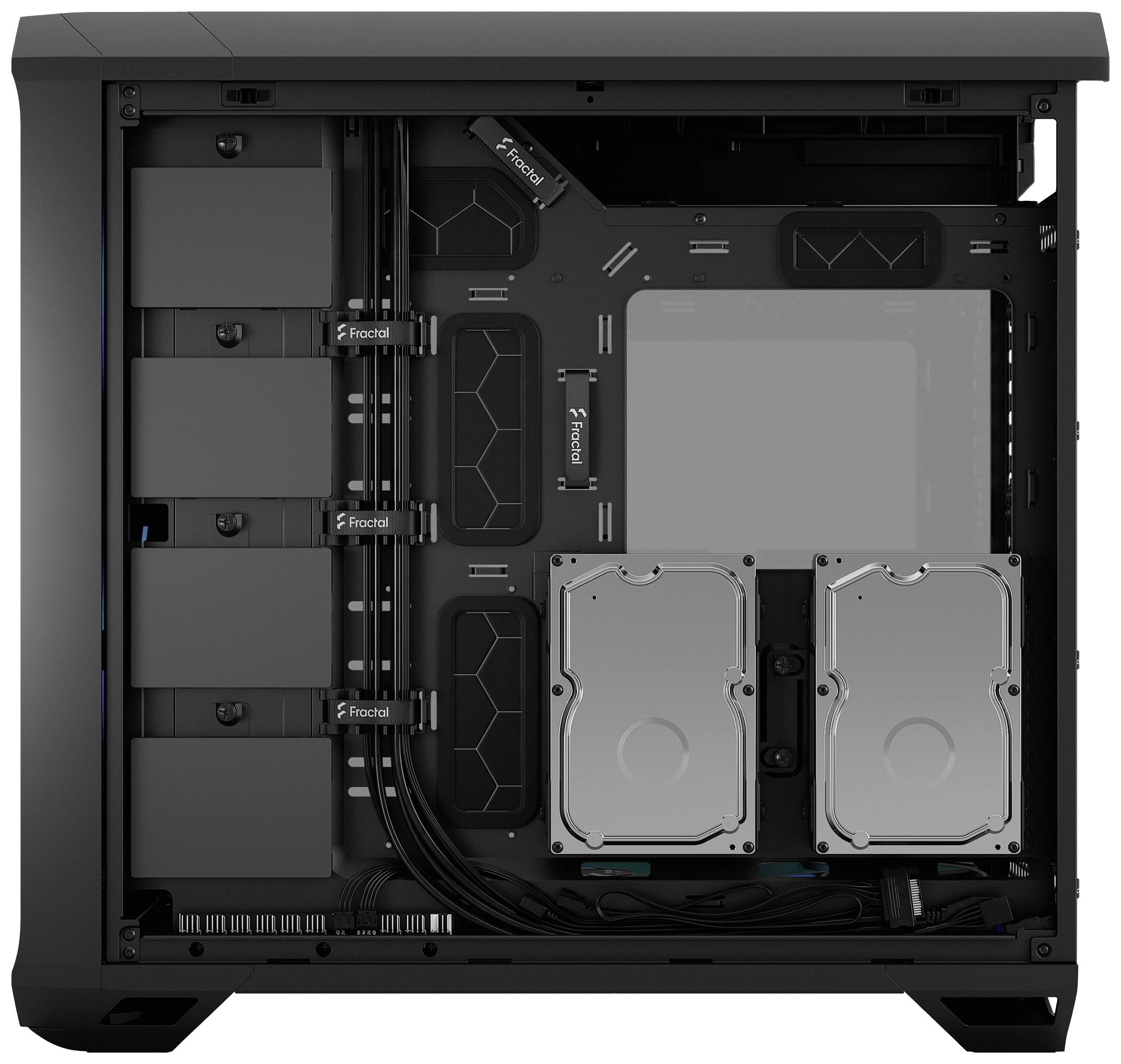 Vnitřní pohled na počítačovou skříň s namontovanými kabely a držáky pro pevné disky a SSD disky.