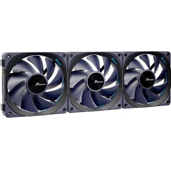 Tři černé počítačové ventilátory vedle sebe. Každý má sedm velkých lopatek a jsou určeny pro chlazení počítačů.