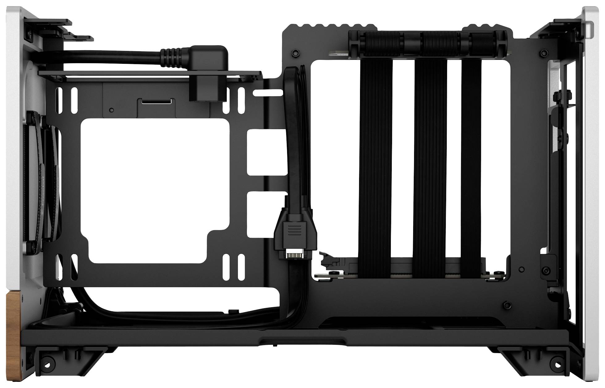 Prázdný rám počítačové skříně s kabely, systémy pro vedení kabeláže a držáky, připravený k instalaci komponent.