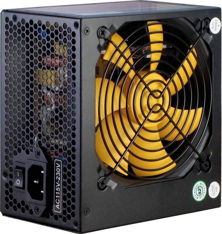 Černý napájecí zdroj PC s žlutým ventilátorem a přepínačem napětí (AC 115V-230V). Vhodný pro napájení počítačů.