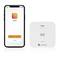 Smartphone s otevřenou aplikací 'Connected at Home' vedle čtvercového detektoru kouře od značky Smartwares.
