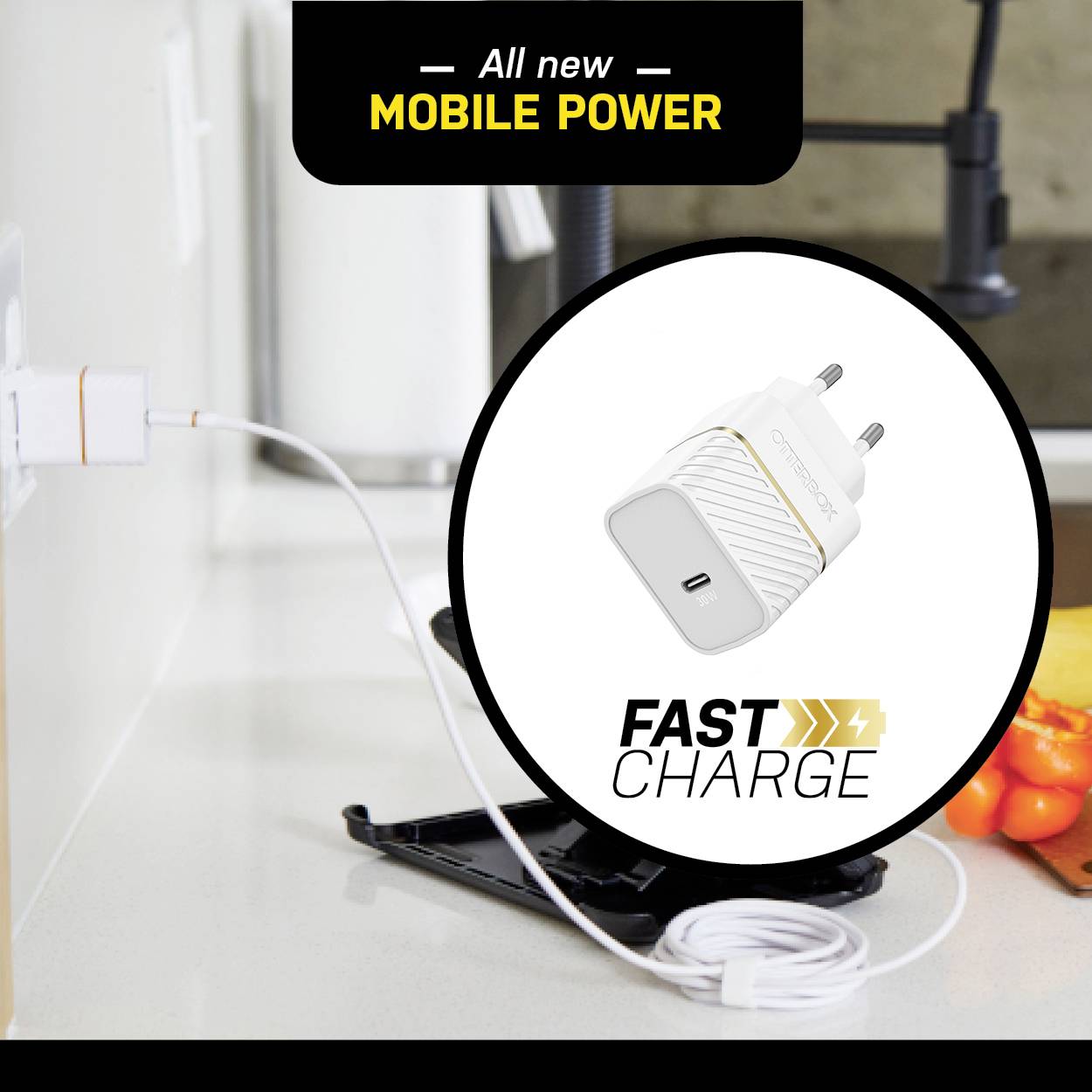 Nabíječka je zapojena v elektrické zásuvce. Vpředu je nápis 'FAST CHARGE'. V pozadí je smartphone v držáku.