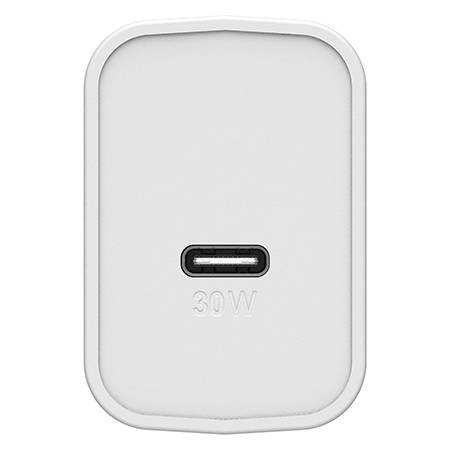 Bílá nabíječka s USB-C portem, pod ním nápis '30W'.
