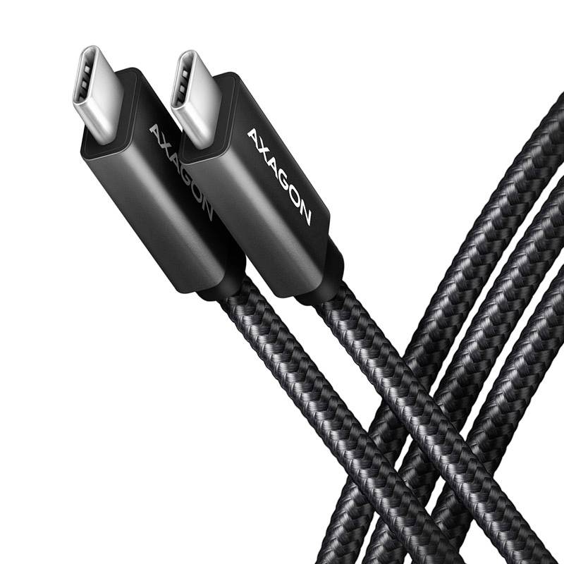 Dva černé USB-C kabely se stříbrnými konektory a opletaným pláštěm na bílém pozadí. Značka kabelu 'AXAGON'.