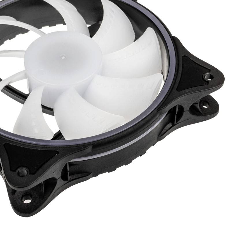 Černobílý počítačový ventilátor v detailním záběru se šesti lopatkami rotoru a průhledným krytem.