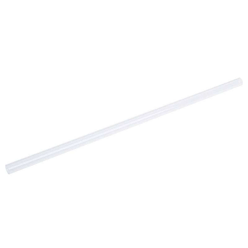 Dlouhý, průhledný plastový tyč na bílém pozadí.