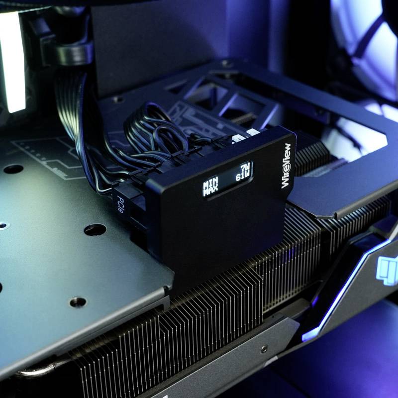 Černé zařízení s displeji zobrazuje 'TEMP' a '61%'. Je připojeno k většímu technickému systému, pravděpodobně 3D tiskárně.
