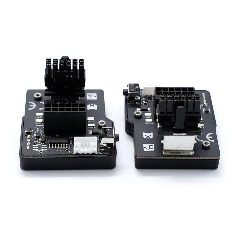 Dvě černé elektronické desky plošných spojů s několika konektory a piny. Vlevo jsou menší komponenty, vpravo je umístěn HDMI port.