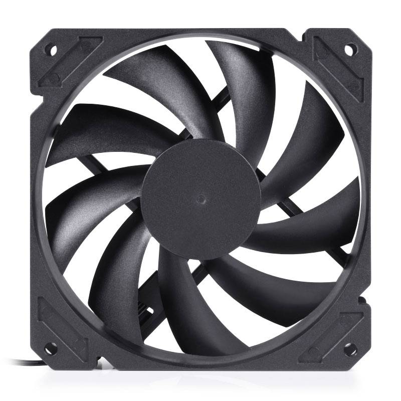 Černý počítačový ventilátor s několika lopatkami, namontovaný v čtvercovém rámu. Vhodný pro chlazení hardwaru.