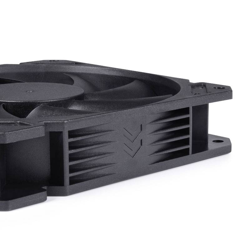 Černý počítačový ventilátor s pěti zaoblenými lopatkami rotoru a obdélníkovým rámečkem leží plochý na bílém povrchu.