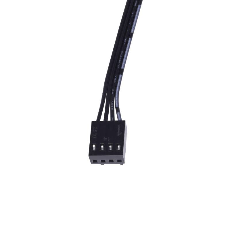 Černý kabelový konektor s pěti kolíky a několika kabely je viditelný. Konektor je vhodný pro připojení elektronických zařízení.
