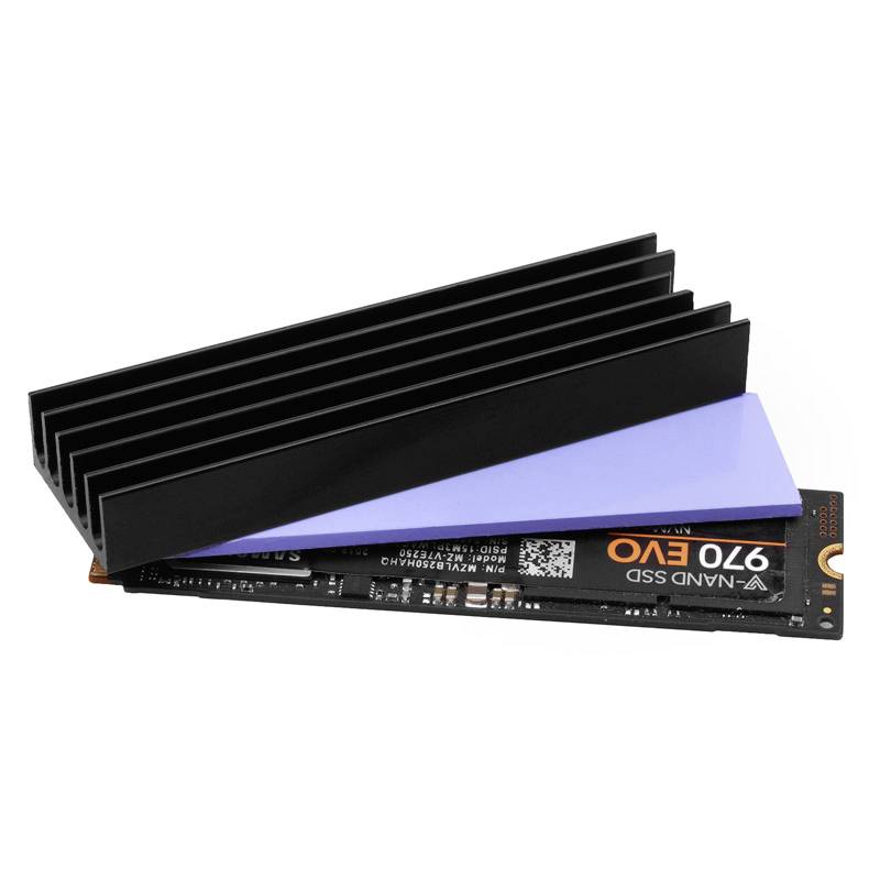 NVMe SSD 970 EVO s velkým chladičem pro odvod tepla, vhodný pro rychlé ukládání dat v počítačích a noteboocích.