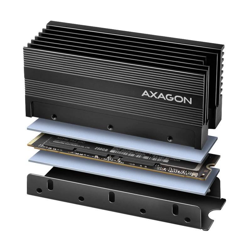 Černý chladič od Axagonu rozložený nad NVMe SSD diskem. Zřetelný pohled na vrstvy pro montáž a odvod tepla.