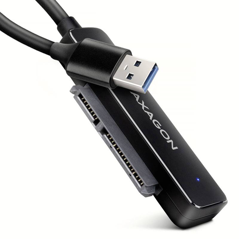 USB adaptérový kabel propojuje SATA pevný disk s počítačem, vhodný pro přenos dat a rozšíření úložného prostoru.
