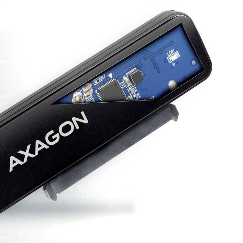 USB flash disk s odnímatelným krytem, s viditelným názvem značky 'Axagon', zobrazuje modrou desku plošných spojů s elektronickými komponenty.