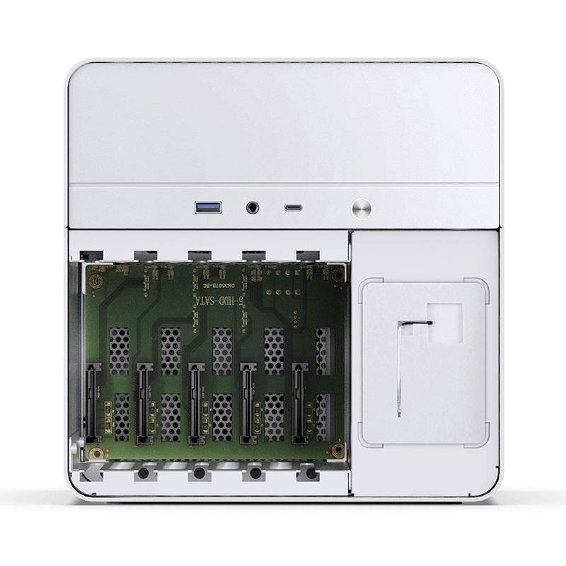 Externí box na pevný disk s odejmutým krytem, zobrazující interní sloty pro pevné disky; USB port a tlačítko nahoře.