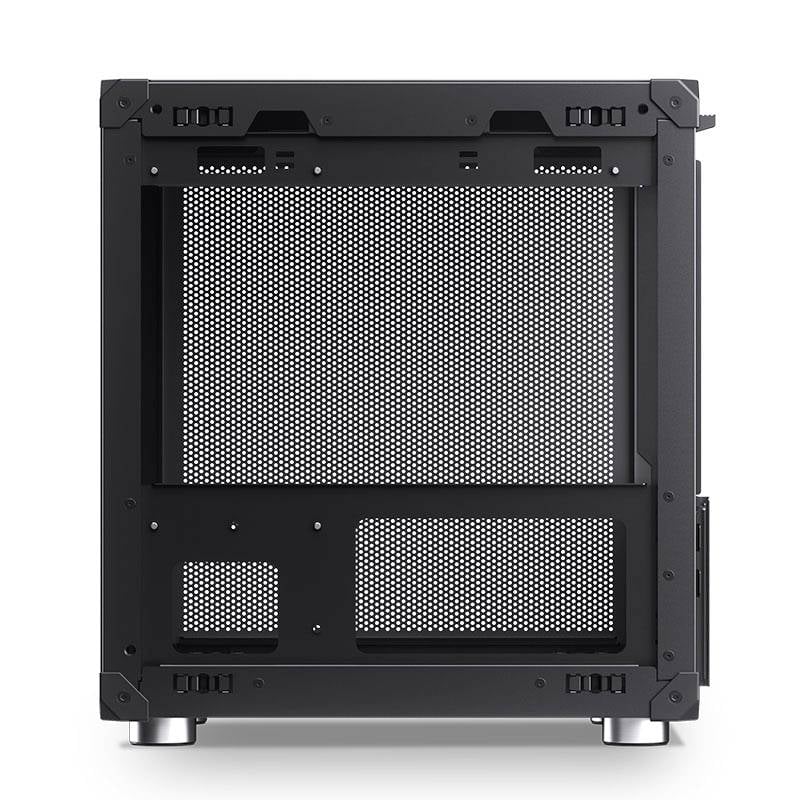 Černá počítačová skříň s perforovanou boční stěnou pro ventilaci. Pravoúhlý tvar, kovový povrch. Vhodná pro počítačové komponenty.