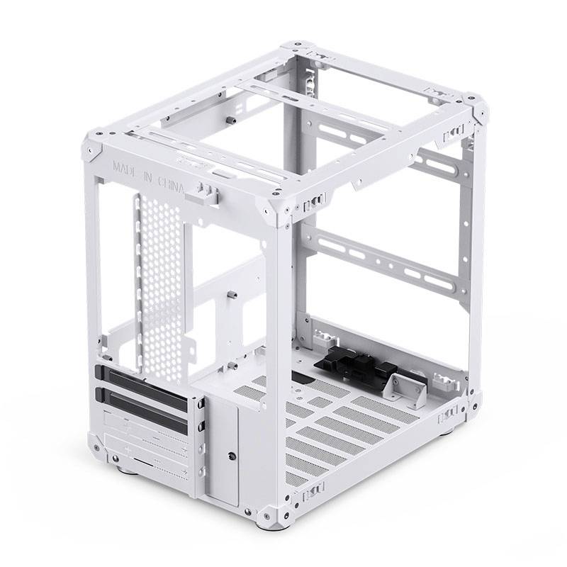 Bílý, otevřený počítačový case v designu krychle, vhodný pro instalaci počítačových komponent, s větracími otvory.