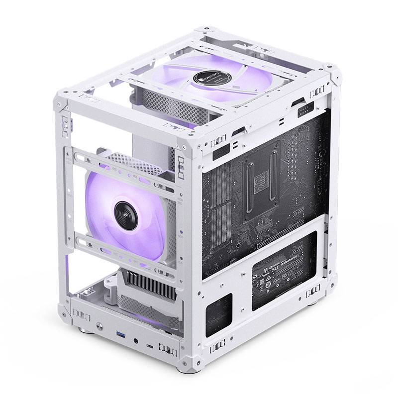 Bílá otevřená počítačová skříň s viditelnými osvětlenými fialovými ventilátory odhaluje vnitřní hardware a větrání.
