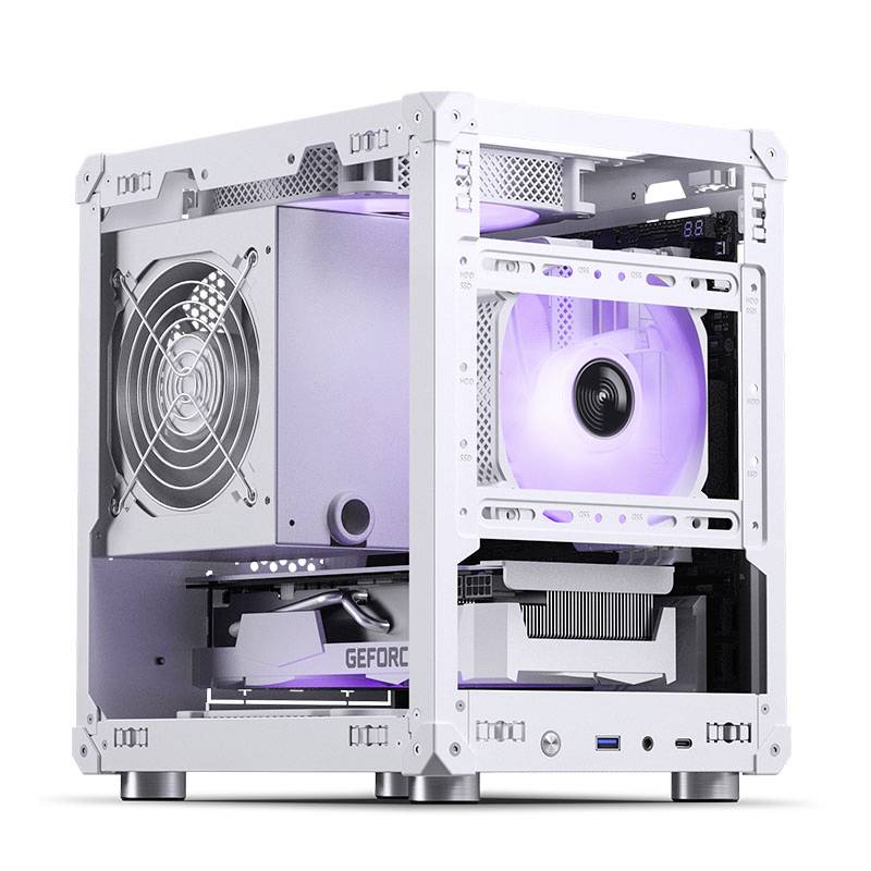 Bílý herní počítač v otevřené skříni s podsvícenými ventilátory a grafickou kartou rozpoznatelnou podle loga 'Geforce'.