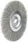 Kulatý kartáč s disky s dlouhými štětinami uspořádanými do tvaru kola a centrálním kovovým upevněním pro připojení k zařízením.