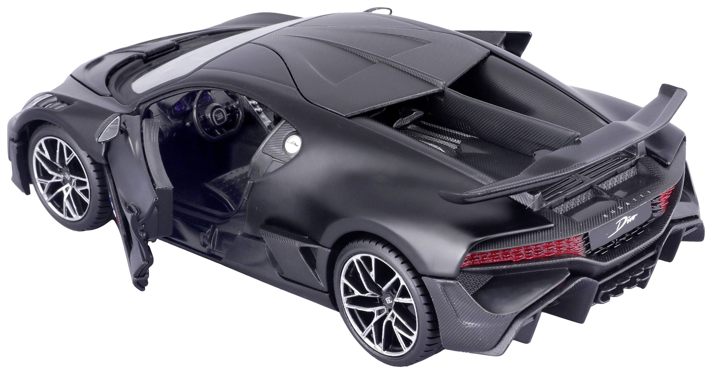 Černé sportovní auto s otevřenými dveřmi, detailně propracovaným interiérem, výrazným zadním křídlem a složitým vzorem kol, fotografované zezadu.