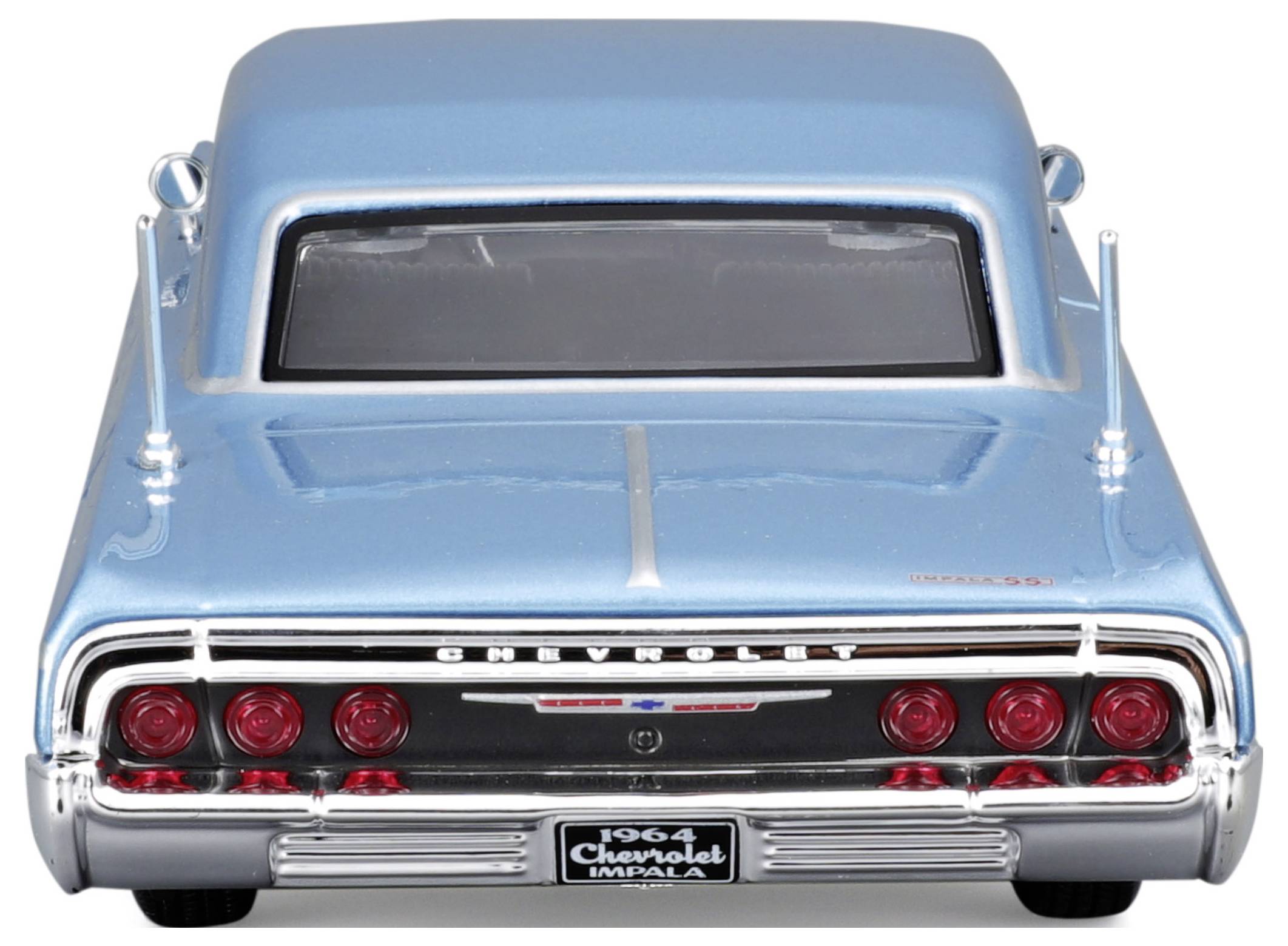 Modrý Chevrolet Impala z roku 1964 pohledem zezadu, ukazující charakteristické zadní světlomety a chromované detaily. Vozidlo je v dobrém stavu.