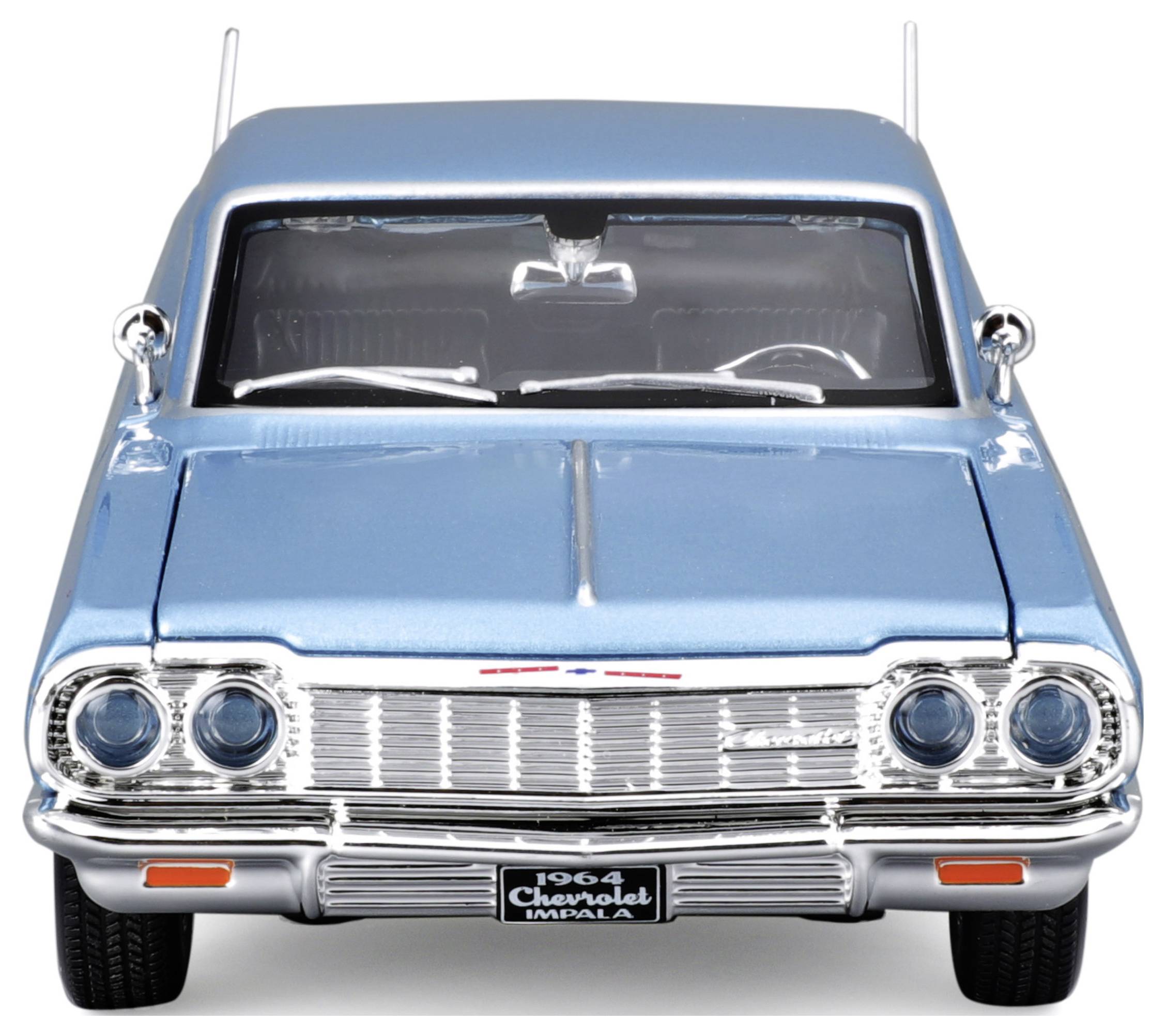 Modrý Chevrolet Impala z roku 1964, pohled zepředu. Dobře zachovalý veterán s charakteristickou chromovanou výzdobou a kulatými reflektory.