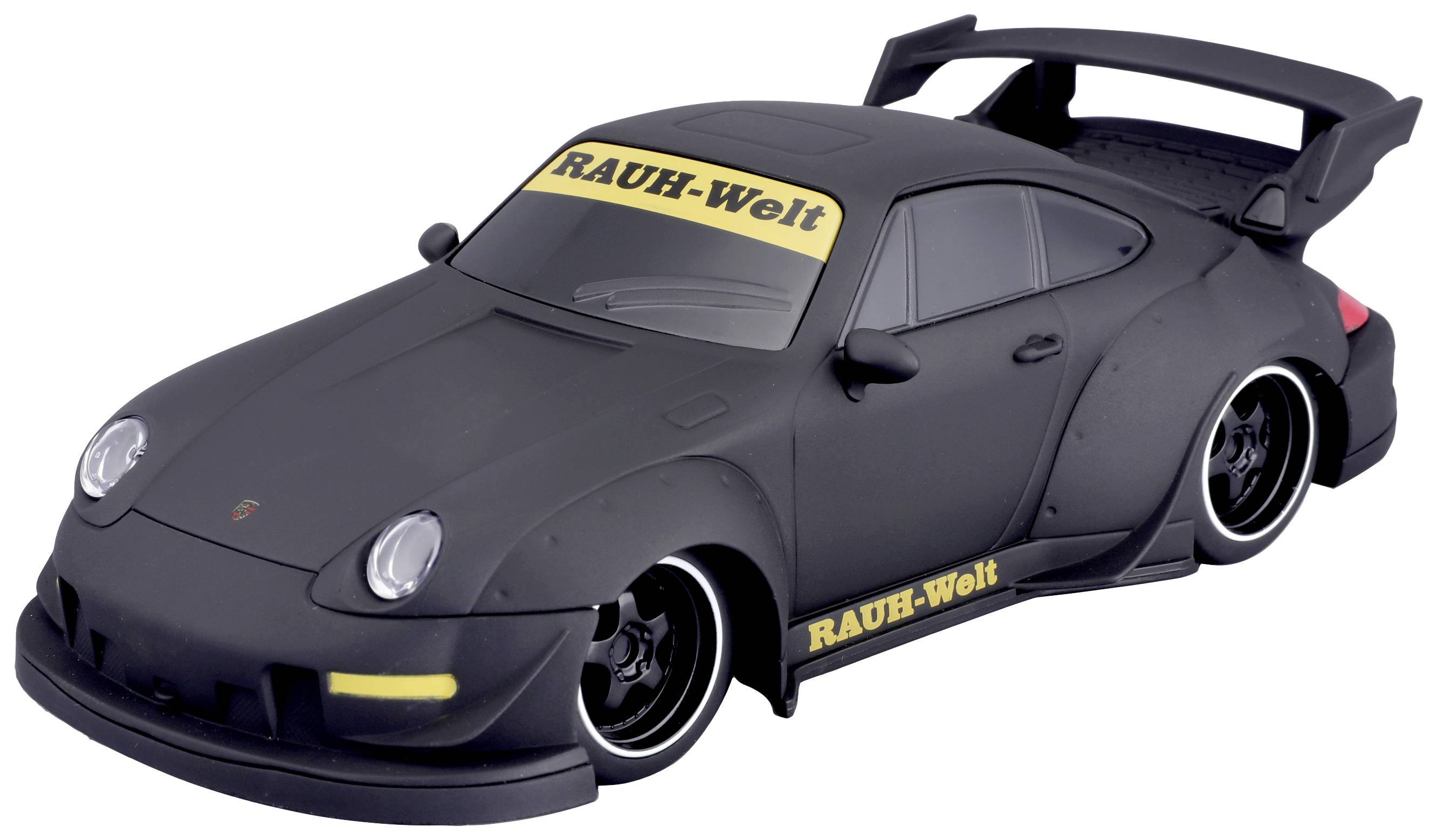 Matně černý sportovní vůz s velkými blatníky a zadním křídlem. Na čelním skle je nápis 'RAUH-Welt'.