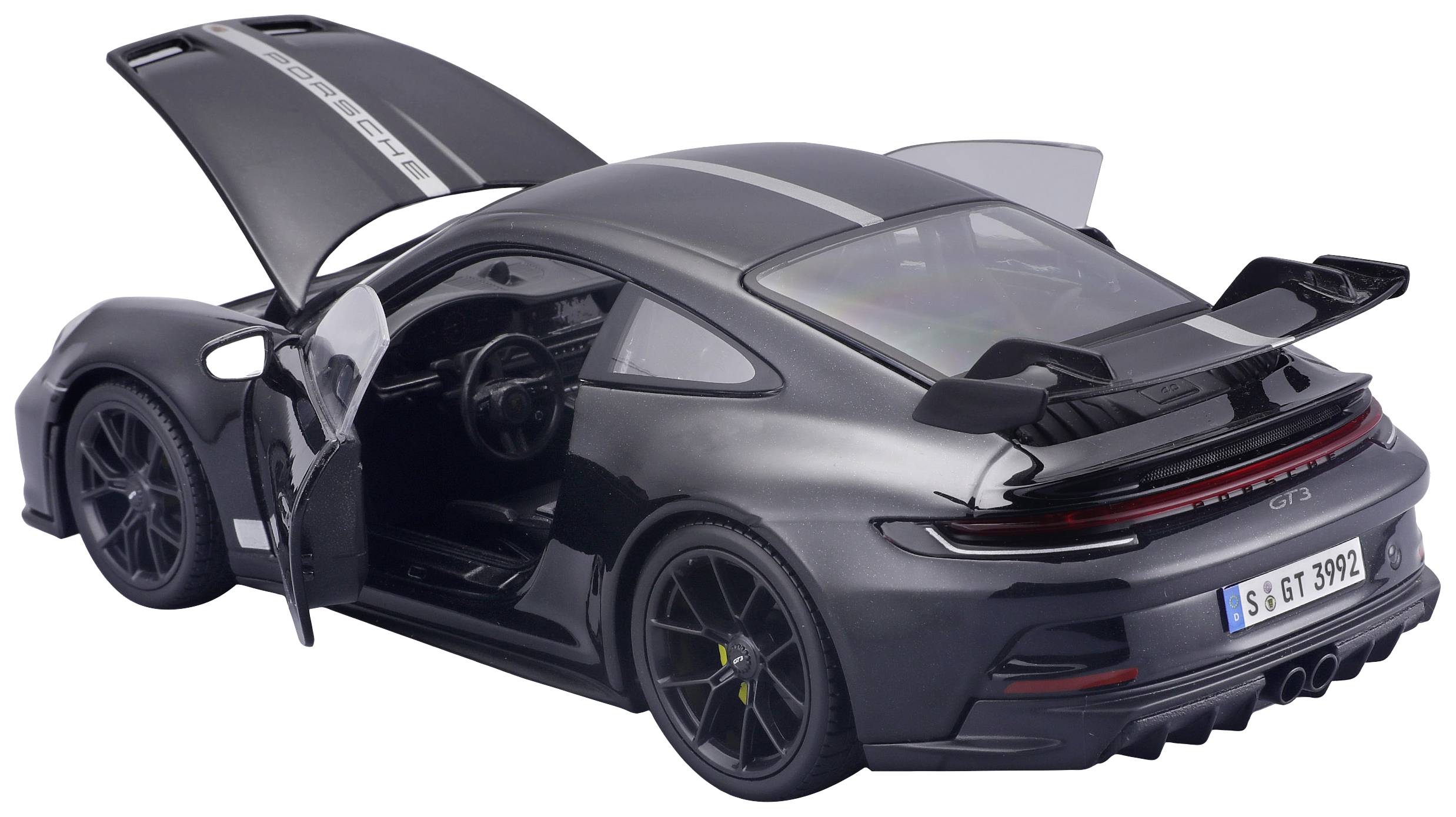 Černé modelové auto s otevřeným kufrem a řidičovými dveřmi. Vykazuje sportovní design a realistické detaily.