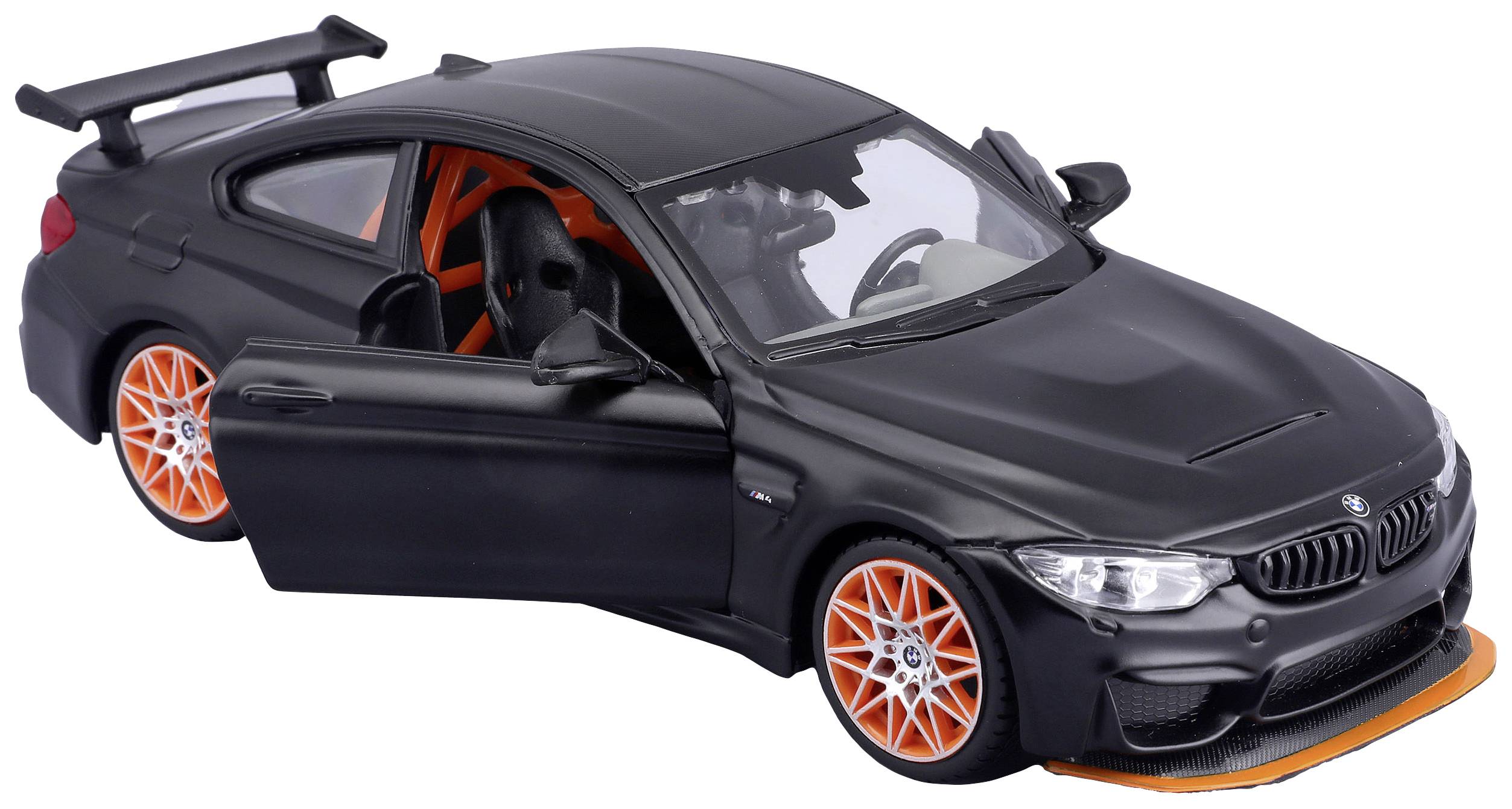 Černý sportovní model automobilu s otevřenými dveřmi a oranžovými ráfky, který odhaluje interiér a sportovní design.