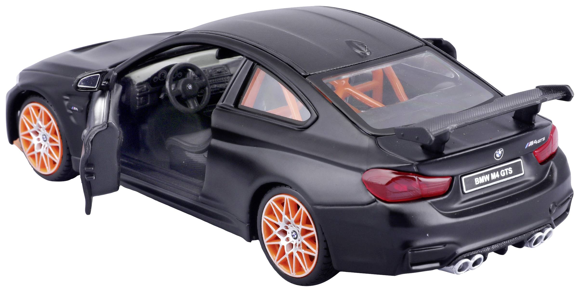 Černý model automobilu BMW M4 GTS s otevřenými řidičovými dveřmi, nápadnými oranžovými koly a velkým zadním křídlem.