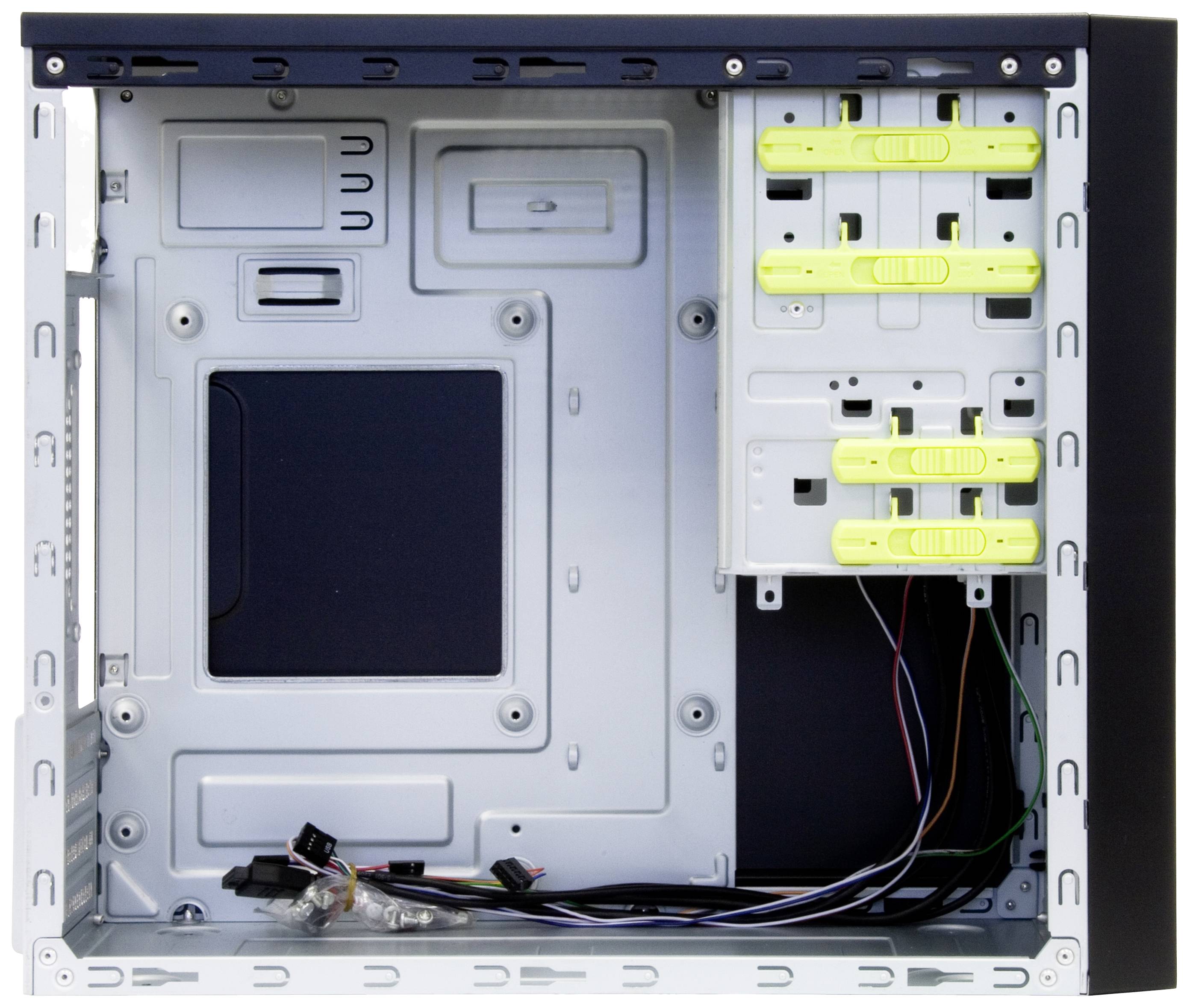 Prázdná počítačová skříň bez komponentů, s otevřenými montážními sloты a viditelnými kabely uvnitř.