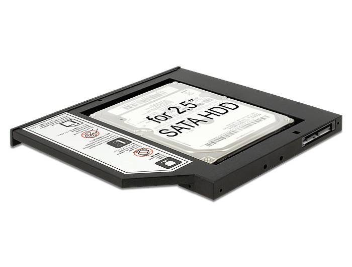 Štítek ukazuje 2,5palcový SATA pevný disk v montážním rámu, vhodný pro instalaci do pozice optické mechaniky notebooku.