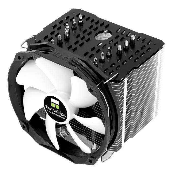 Velký procesorový chladič s bílým ventilátorem a kovovými chladicími žebry. Na ventilátoru je vyobrazen nápis 'Thermalright'.