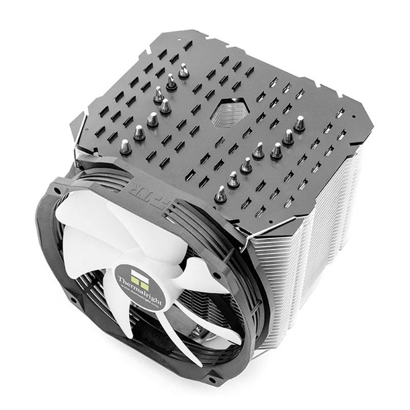 Velký CPU chladič s ventilátorem a chladícími žebry, označený logem 'Thermalright'. Slouží k chlazení počítačových procesorů.