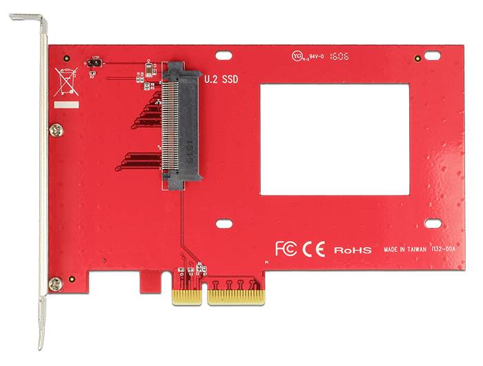 Červená PCIe rozšiřující karta pro U.2 SSD disky, s připojovacím slotem. Obsahuje 'U.2 SSD' a certifikace jako 'CE' a 'RoHS'.