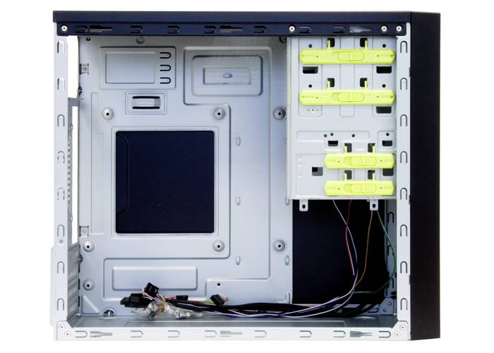 Prázdný počítačový kryt s otevřenými stranami odhaluje několik pozic pro pevné disky a kabelové svazky ve svém vnitřku.